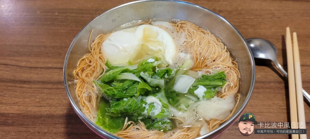 菲羅咖啡餐館-完整的套餐:餐前湯、飯搭配4個小菜（不想吃飯跟菜的可以更換雞絲麵）、主餐、飲料、飯後甜點