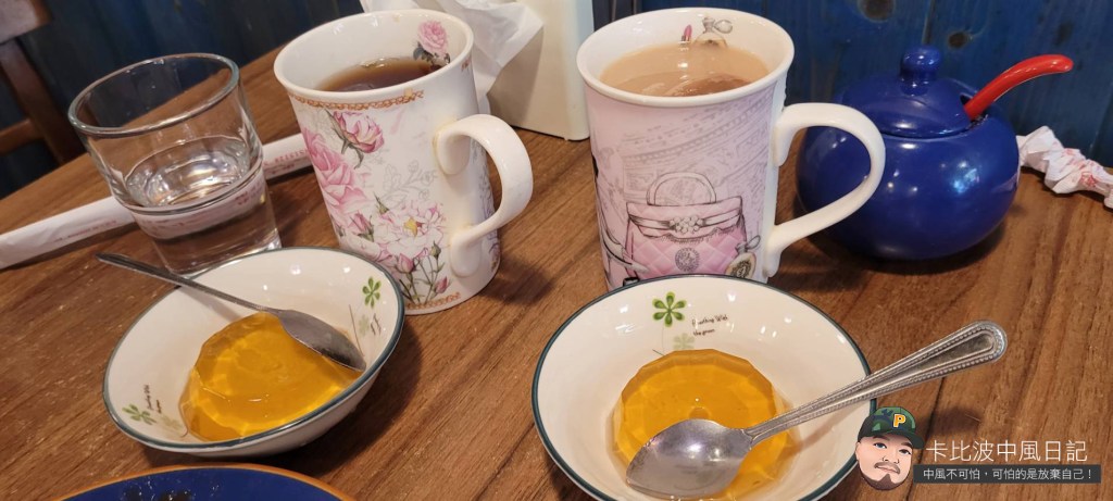 菲羅咖啡餐館-完整的套餐:餐前湯、飯搭配4個小菜（不想吃飯跟菜的可以更換雞絲麵）、主餐、飲料、飯後甜點